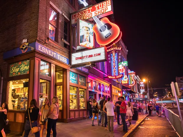 Nashville vibrant city offers a thriving music scene, attracting artists and enthusiasts from all over.